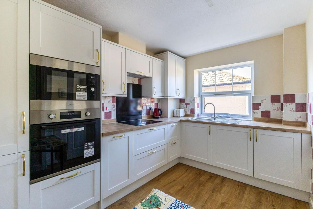 Property photo 2 of 21 105245_Flat 27 Elizabeth Court Crane Bridge Road-1