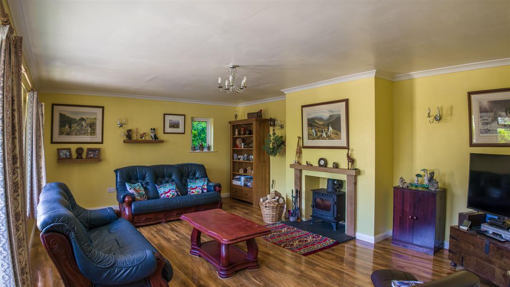 Property photo 3 of 28 Woodside, Mullion-2.Jpg