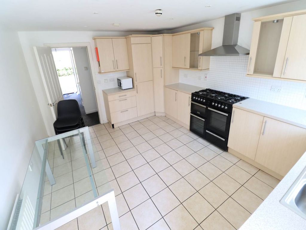 Property photo 2 of 10 8B7Cccbb-7bae-4F96-92d3-F2999B603Bd7
