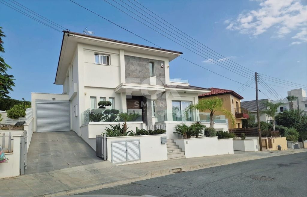 Property photo 1 of 34 Luxurious Five Bedroom Detached House With Garden And Swimmi