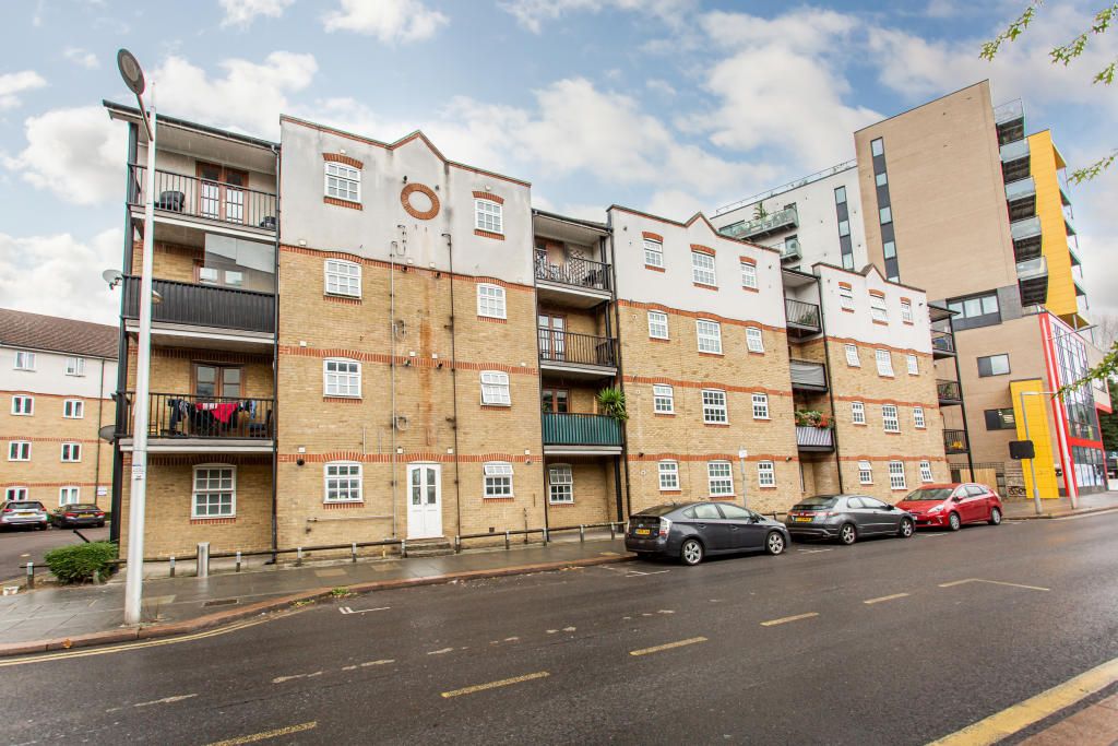 Property photo 1 of 12 2-Bedroom Apartment With Private Gated Parking In E3