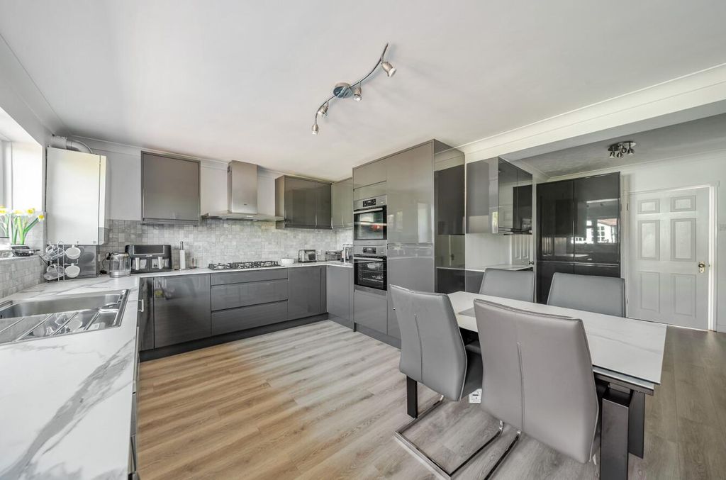 Property photo 3 of 28 1358728-28-68d55837A5B72.Jpg