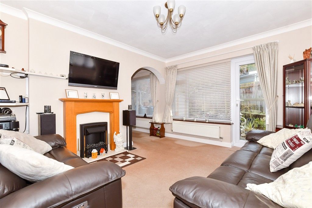 Property photo 3 of 17 Lounge