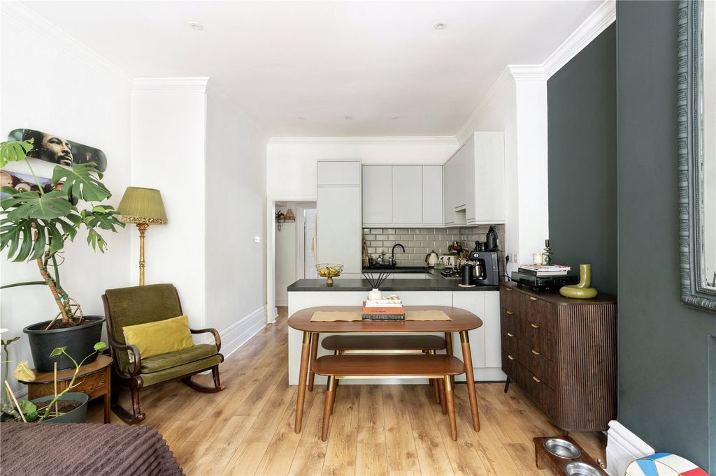Property photo 3 of 8 Picture No. 11