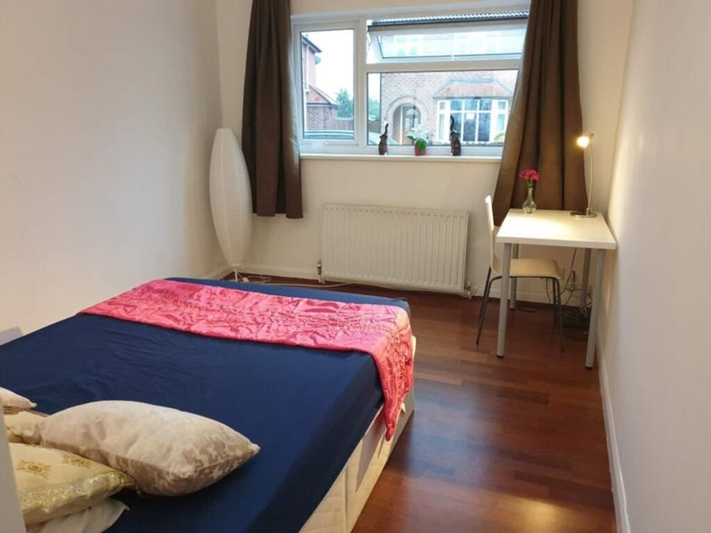 Property photo 3 of 8 A Bright And Cozy Double Bedroom Featuring A Comfo...