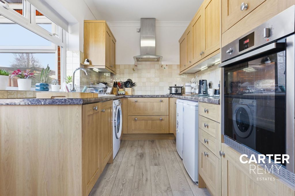 Property photo 3 of 28