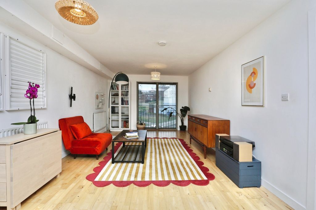 Property photo 3 of 15 Lounge