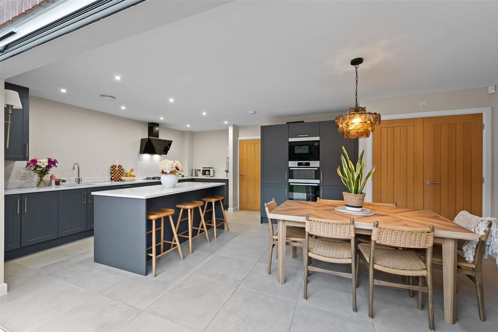 Property photo 3 of 20 Dining Kitchen