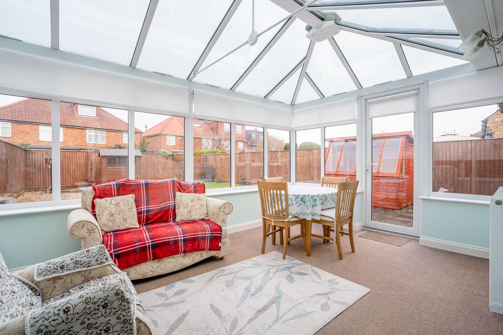 Property photo 3 of 10 Conservatory