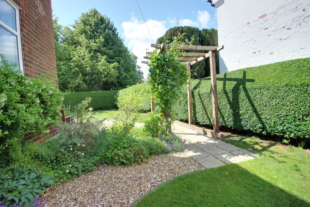 Property photo 2 of 28 1 Garden B