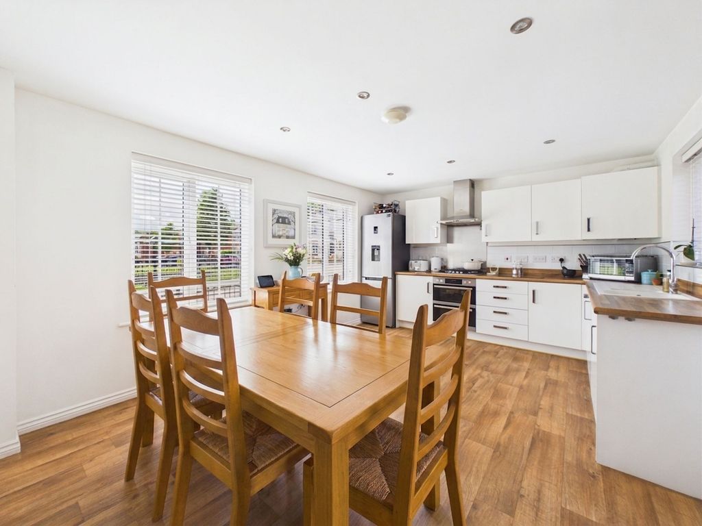 Property photo 3 of 18 Dining Kitchen