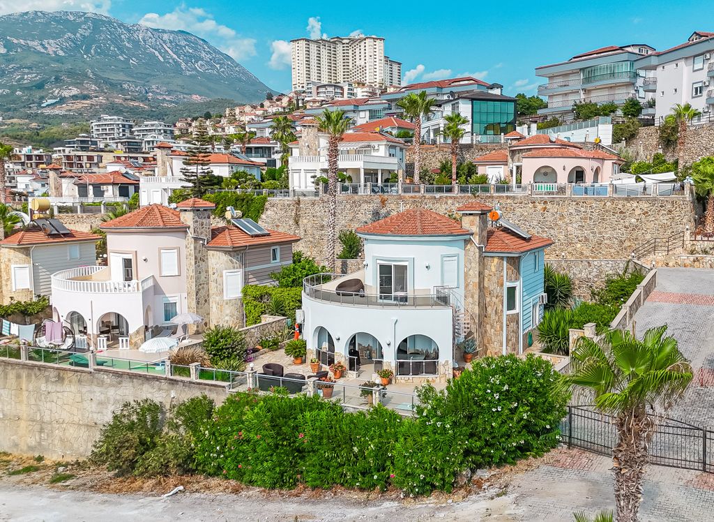 Property photo 3 of 25 Magnificent Property For Sale In Kargicak, Alanya - A Beautiful Villa With A Private Pool And Sea Views