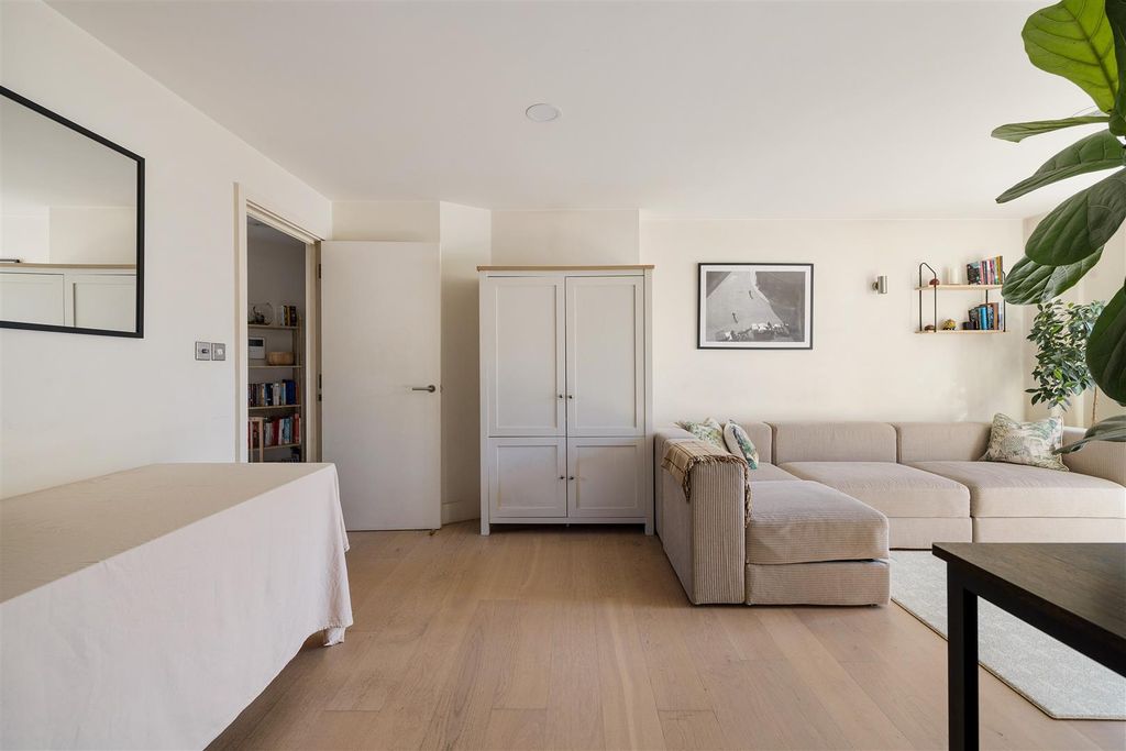 Property photo 3 of 19 Quaker Street, E1