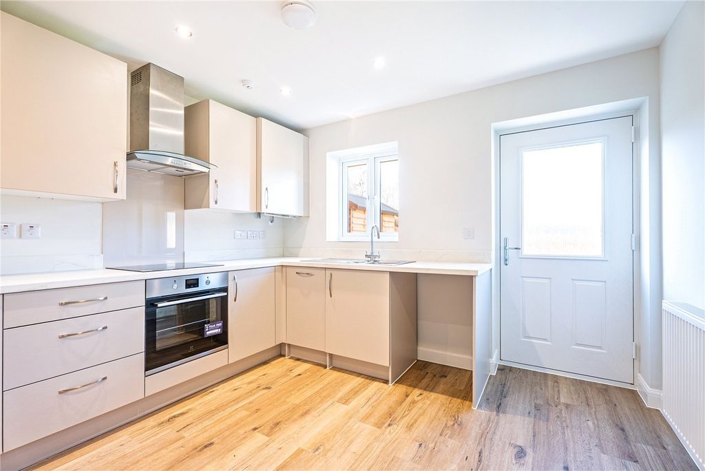 Property photo 2 of 11 Picture No. 24