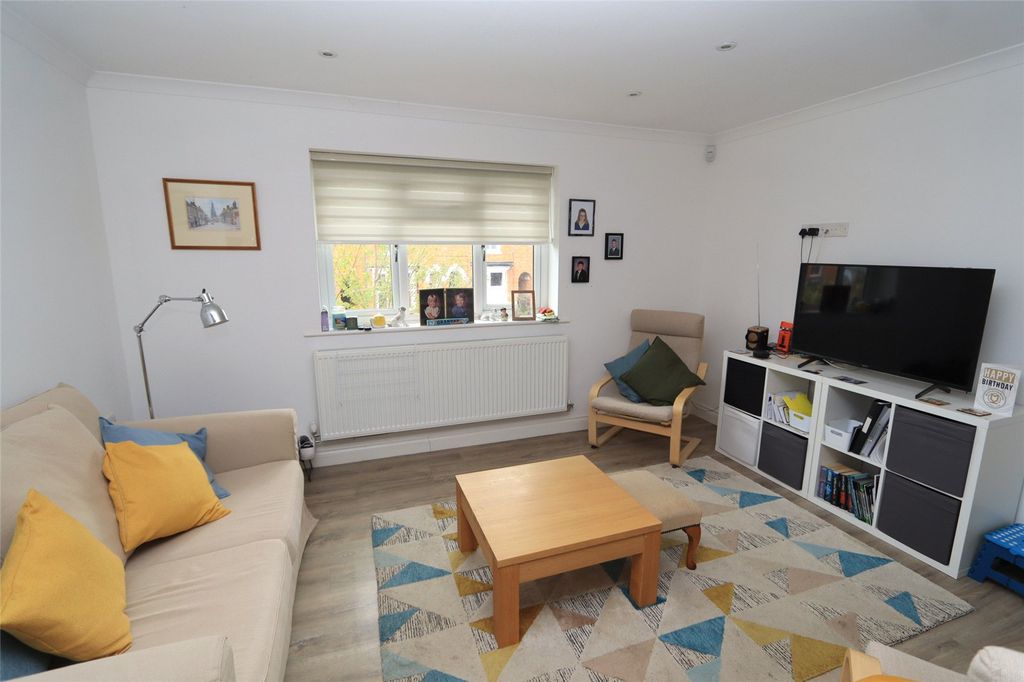 Property photo 3 of 8 Lounge