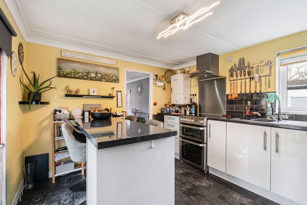 Property photo 3 of 19 Kitchen