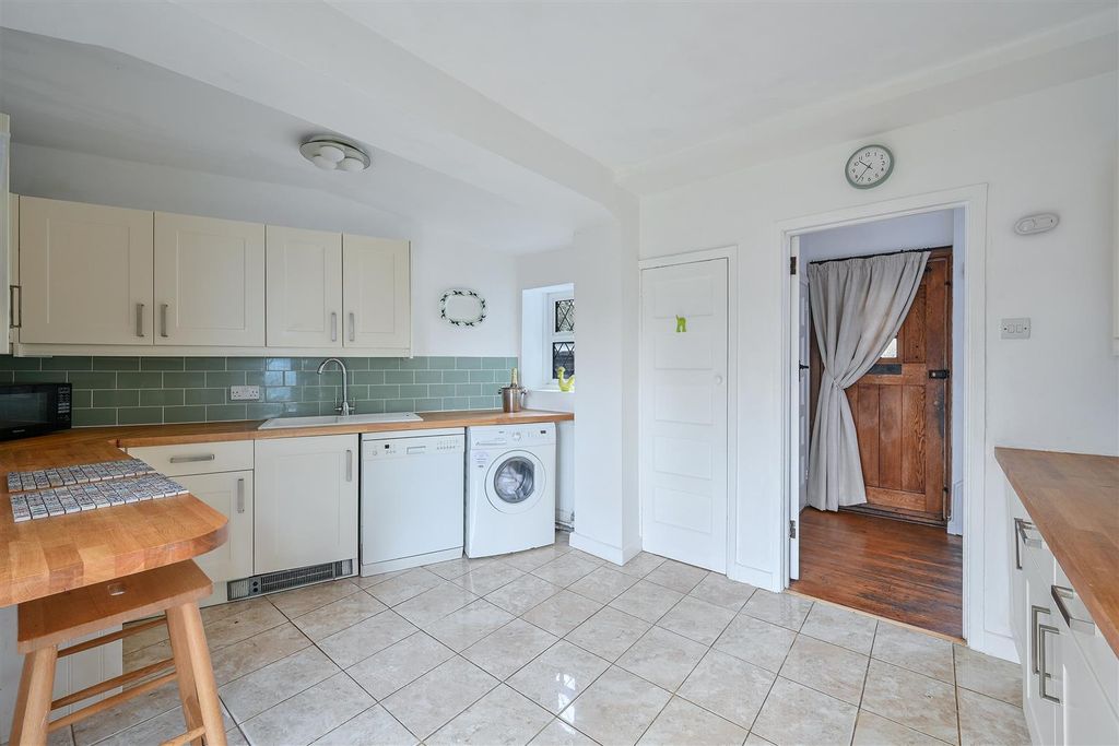 Property photo 3 of 20 Orchard Close, 5- (7).Jpg
