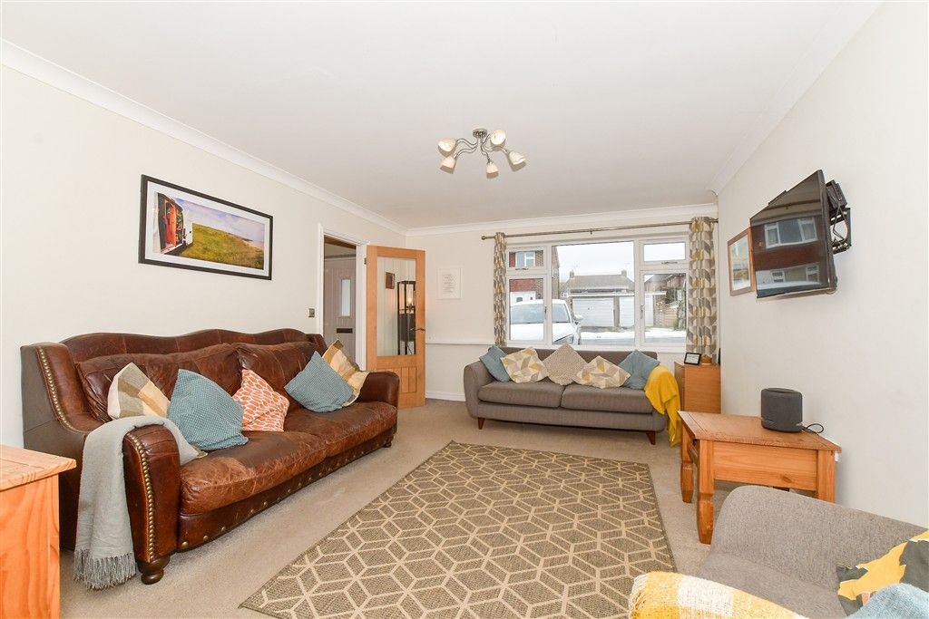 Property photo 3 of 11 Lounge