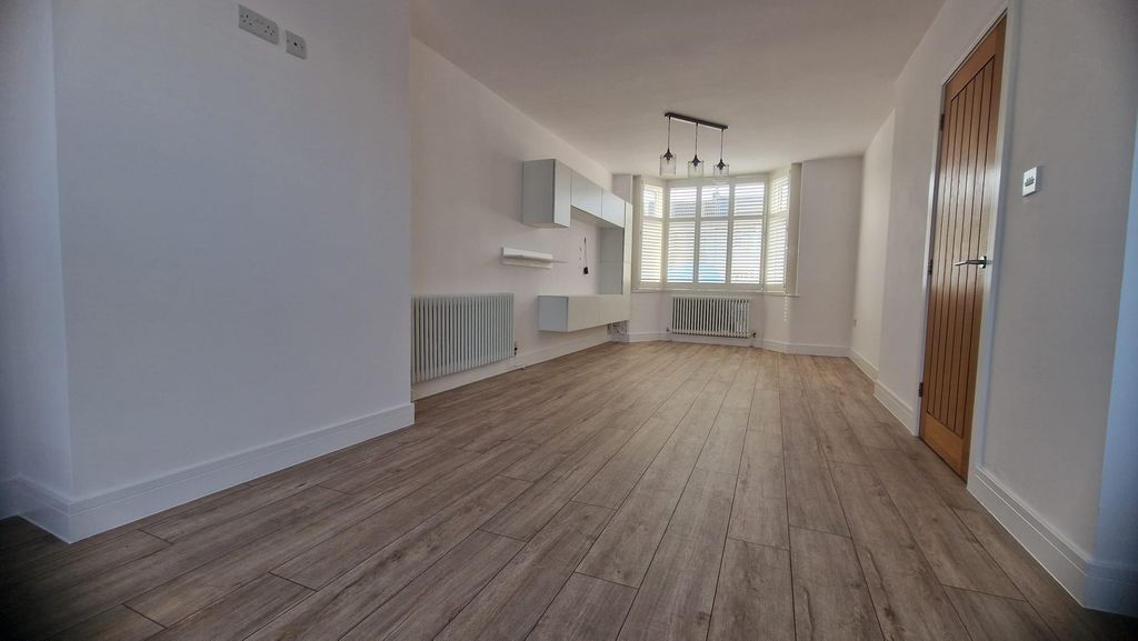 Property photo 2 of 32
