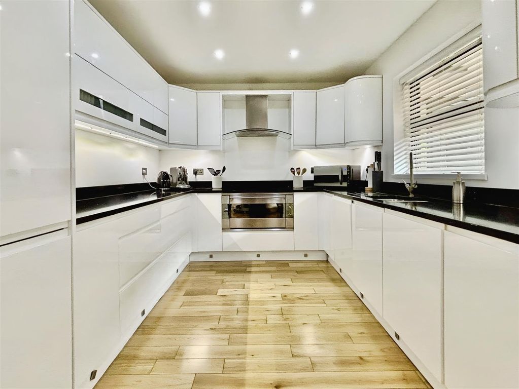Property photo 2 of 19 Kitchen