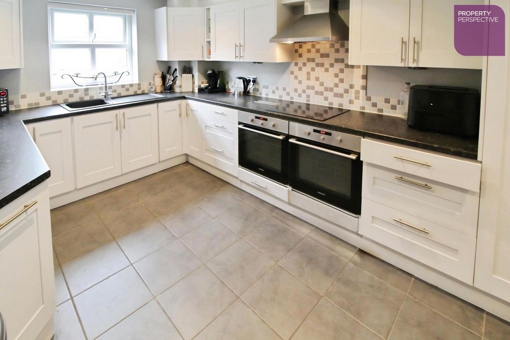 Property photo 3 of 17 Dining Kitchen