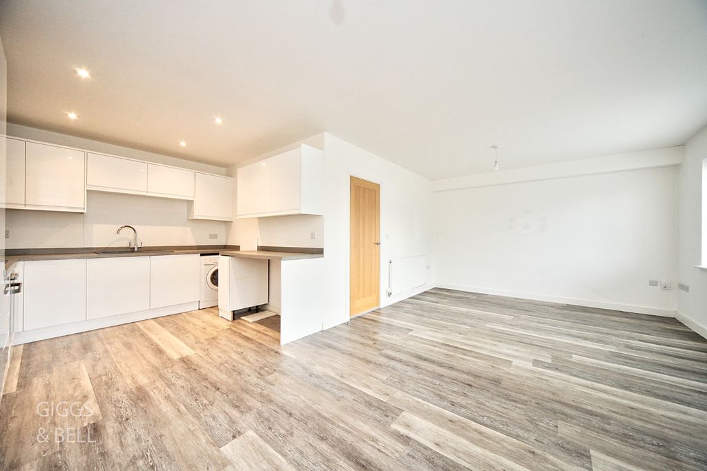 Property photo 2 of 13 4339481