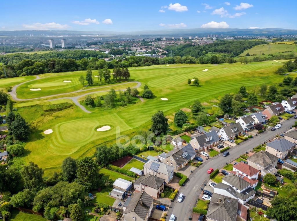 Property photo 2 of 28 Antonine Road, Bearsden Landscape