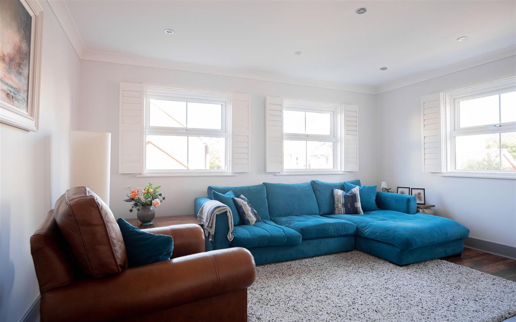Property photo 3 of 25 Barrow Gardens, Redhill