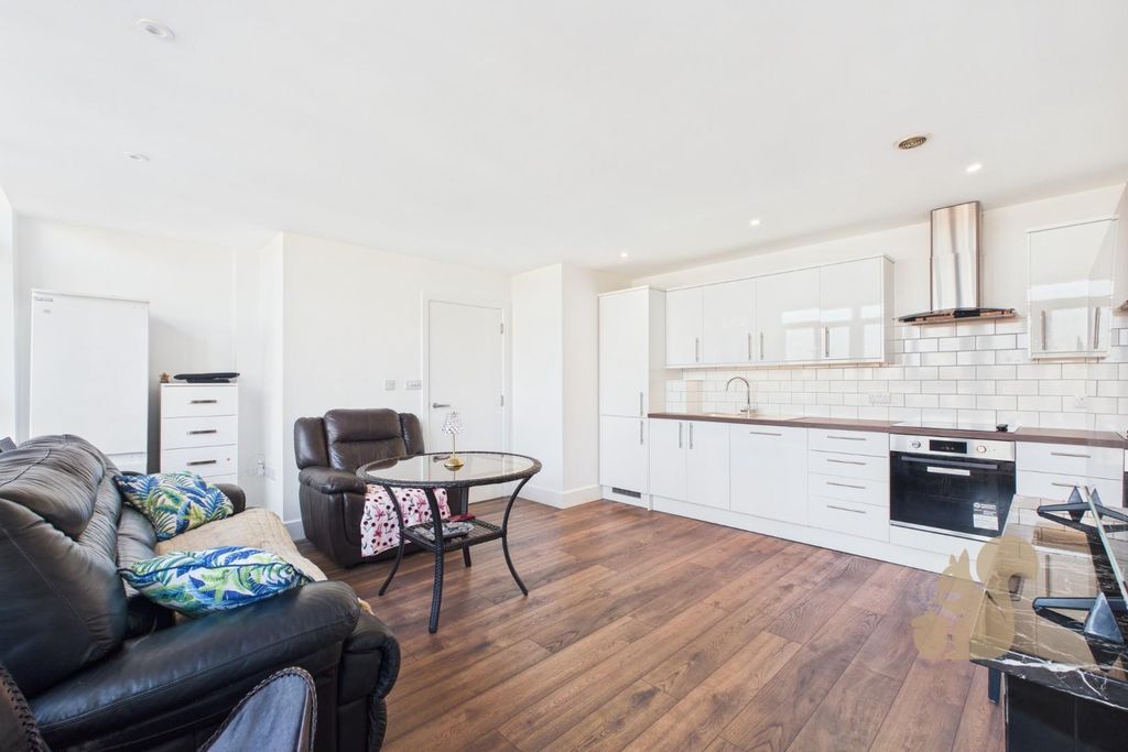 Property photo 3 of 15 Cam01659G0-Pr0603-Still002.Jpg