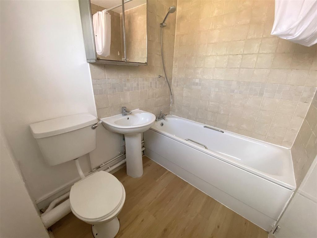 Property photo 2 of 8 Bathroom.Jpg