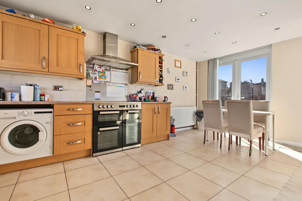 Property photo 3 of 11 Kitchen