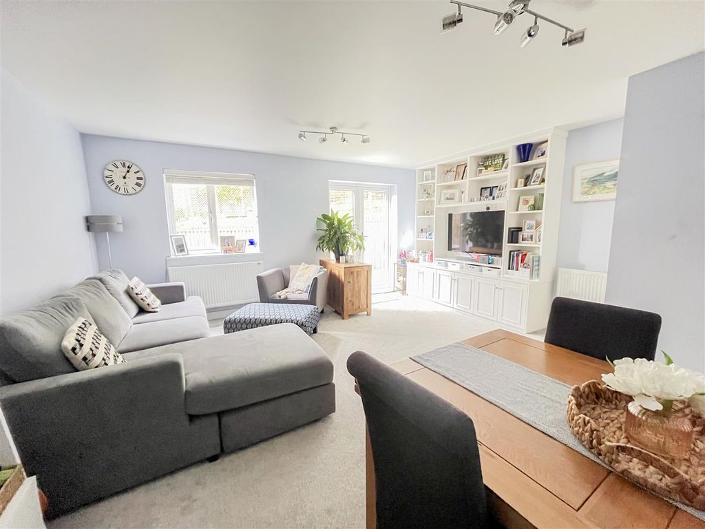 Property photo 2 of 20 Sitting Room