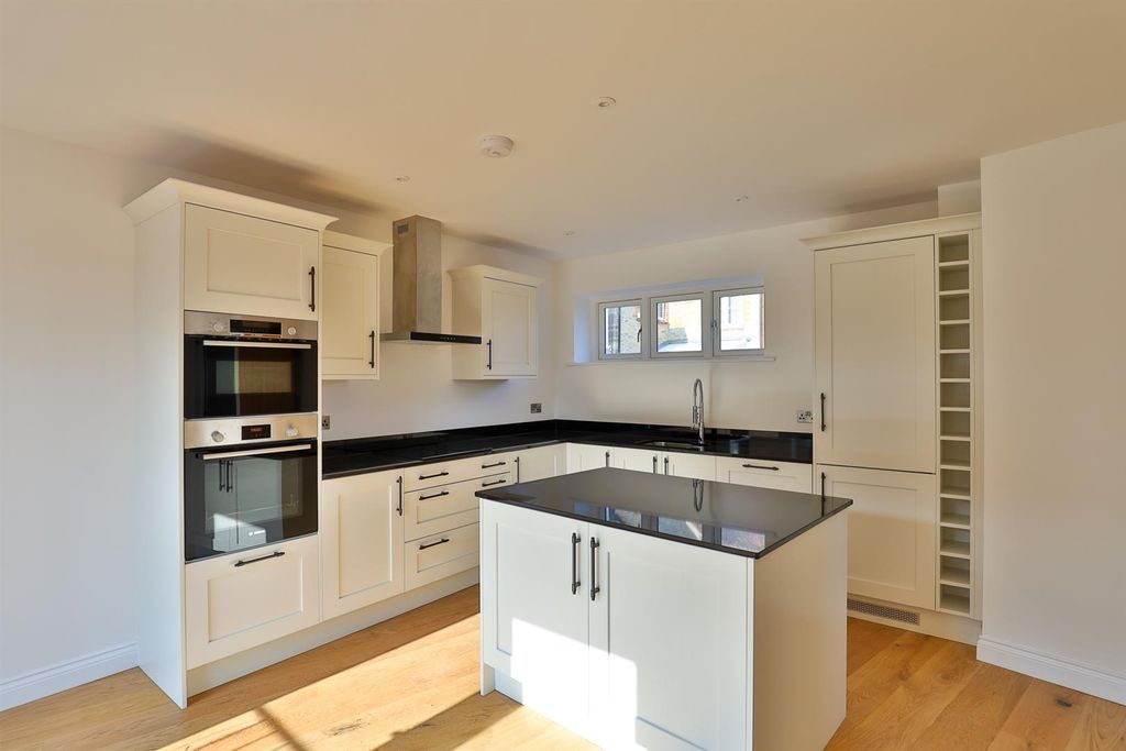 Property photo 3 of 18 Kitchen