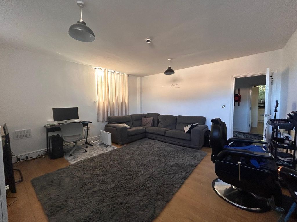 Property photo 2 of 33 234