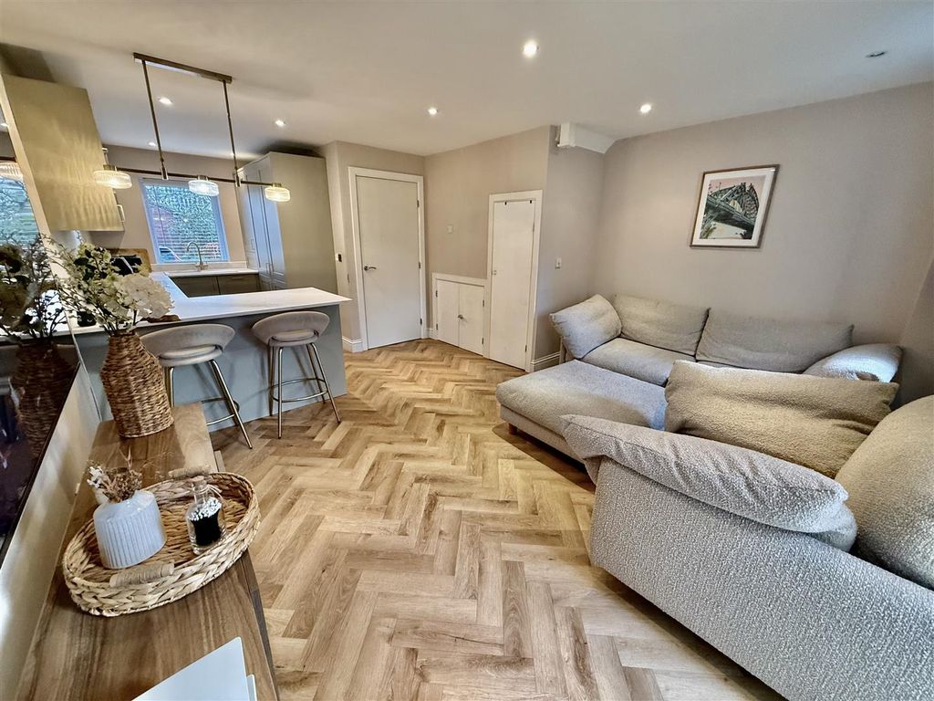 Property photo 2 of 19 Lounge