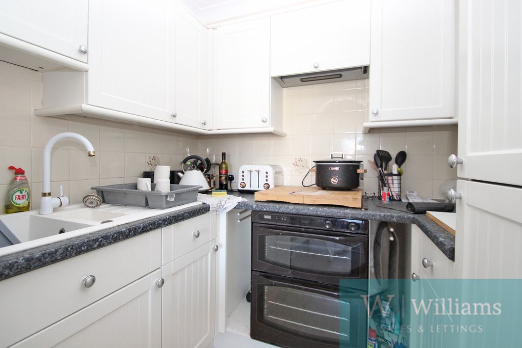 Property photo 3 of 9 Kitchen