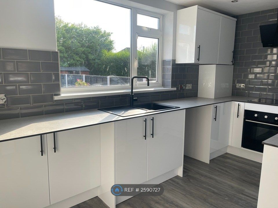 Property photo 3 of 13 Kitchen