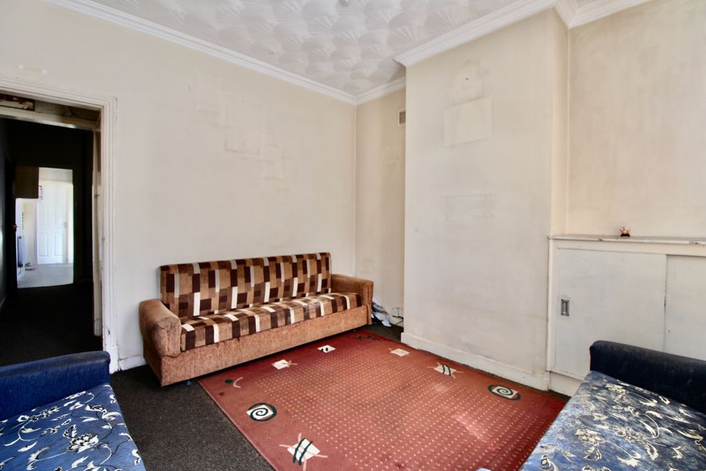 Property photo 3 of 10 Living Room