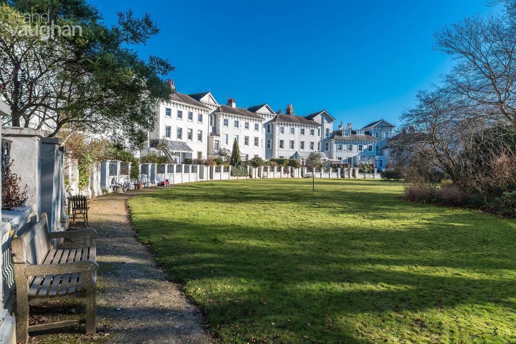 Property photo 3 of 8 Gardens