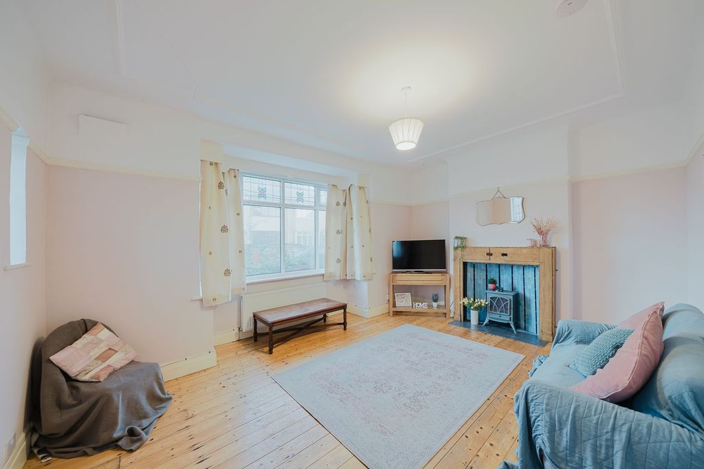 Property photo 3 of 27