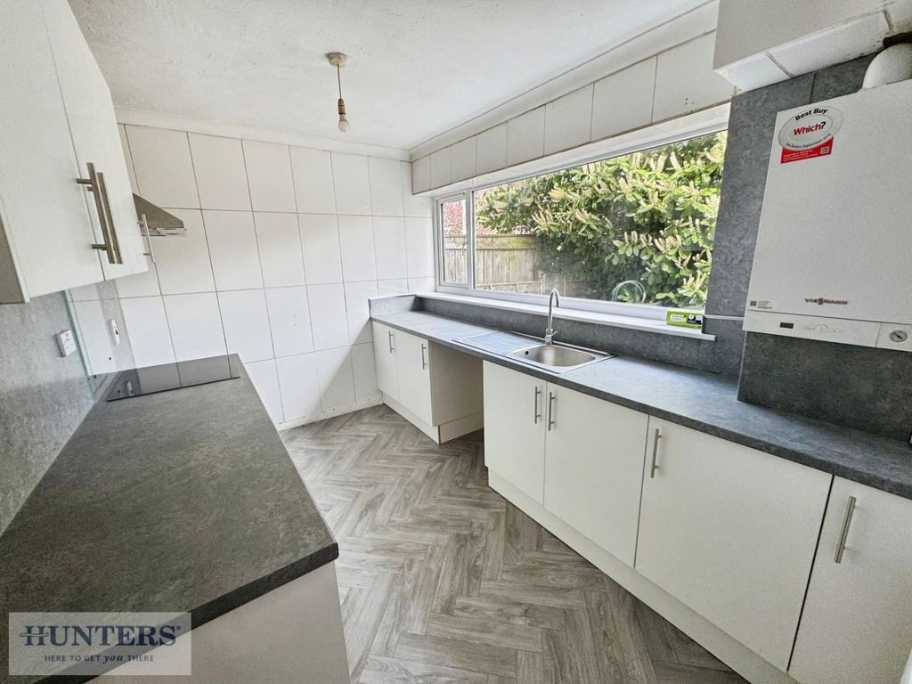 Property photo 3 of 10 Kitchen