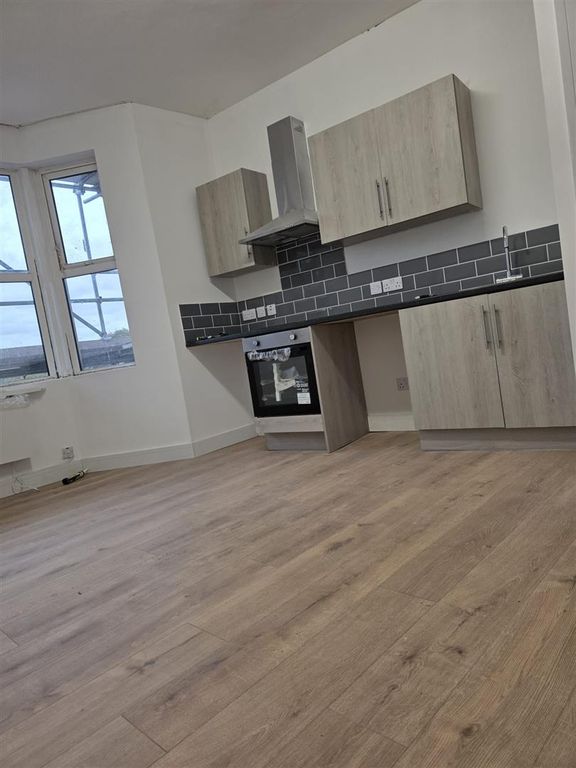 Property photo 3 of 8 Lounge Kitchen