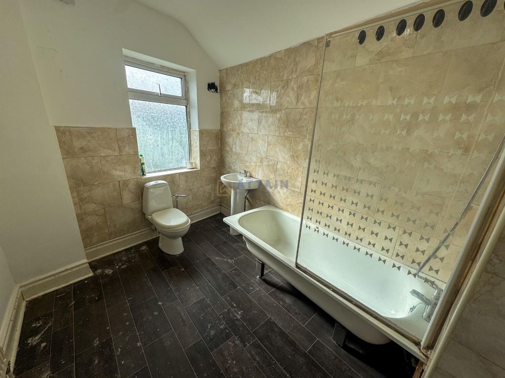 Property photo 3 of 8 Bathroom.Jpg