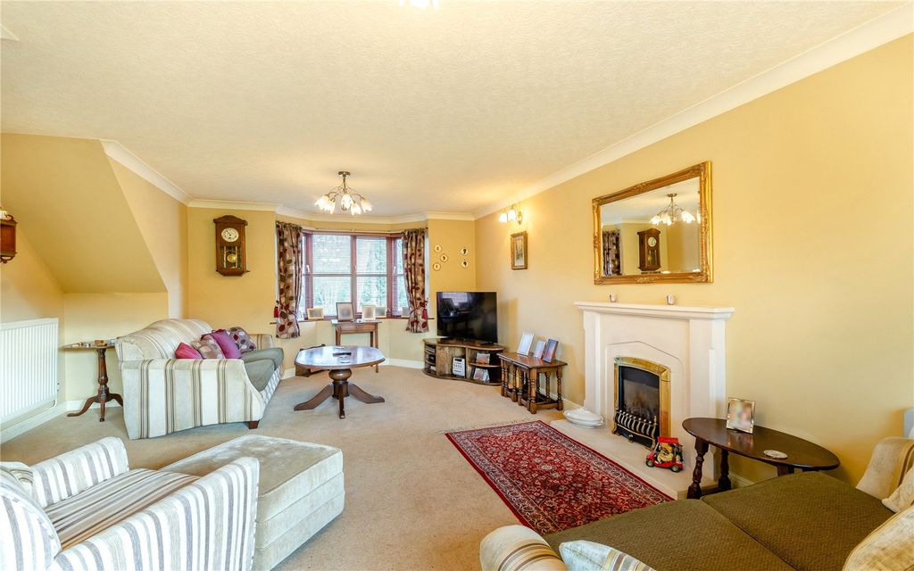 Property photo 2 of 18 Sitting Room