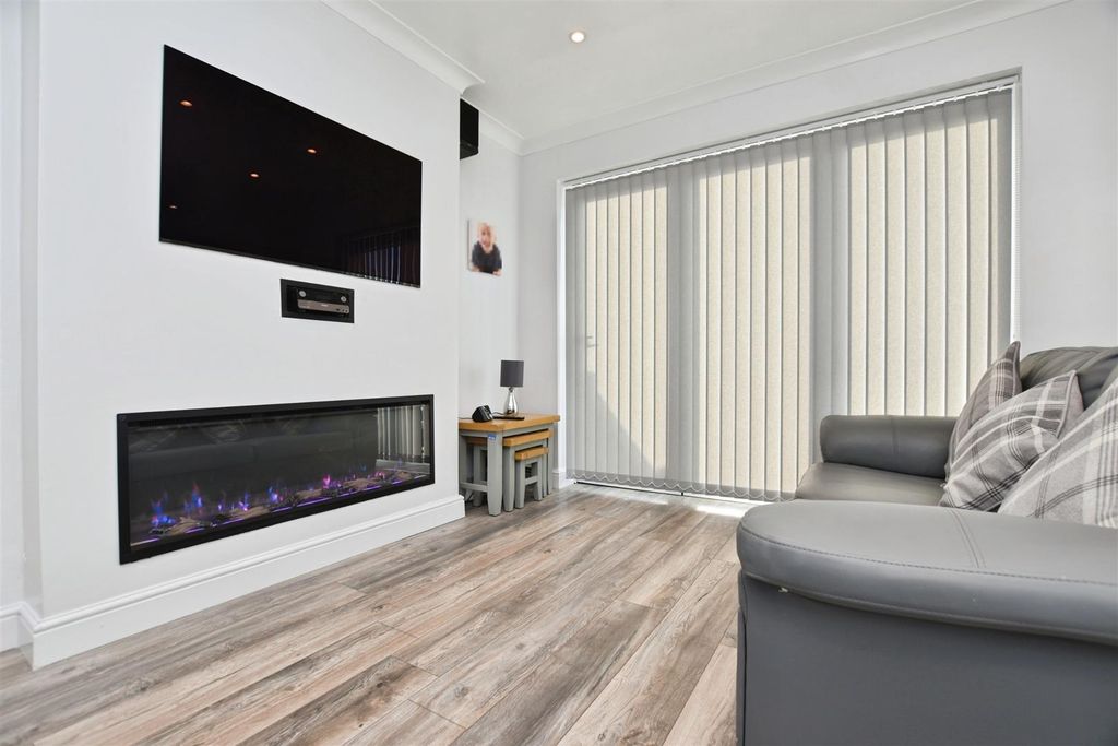 Property photo 2 of 18 Lounge Feature