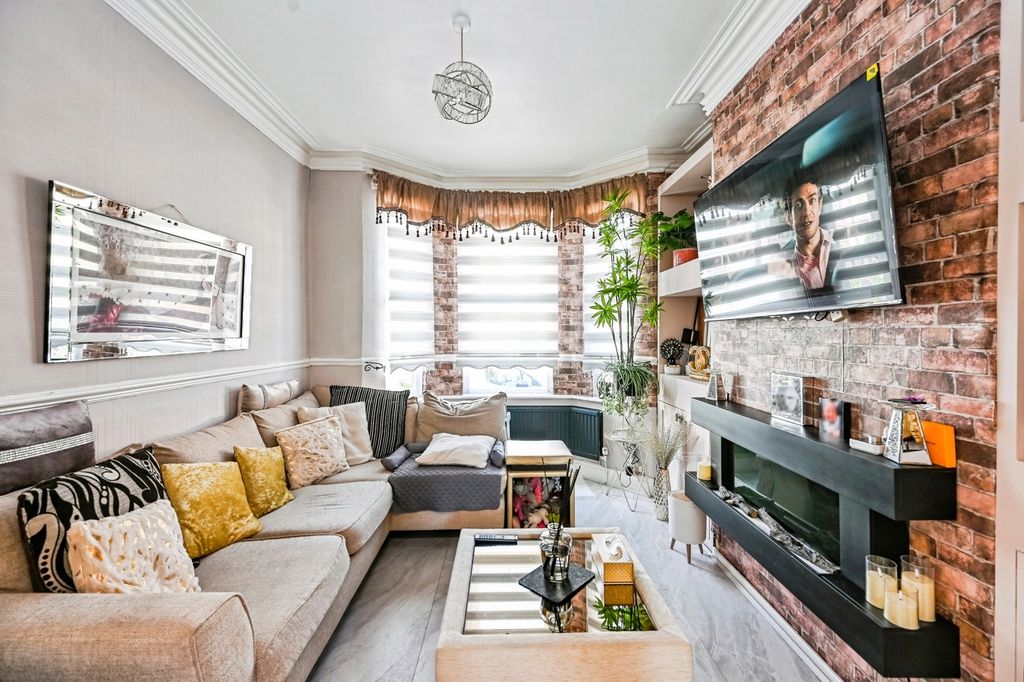 Property photo 2 of 10 Pbox-Img.Jpg