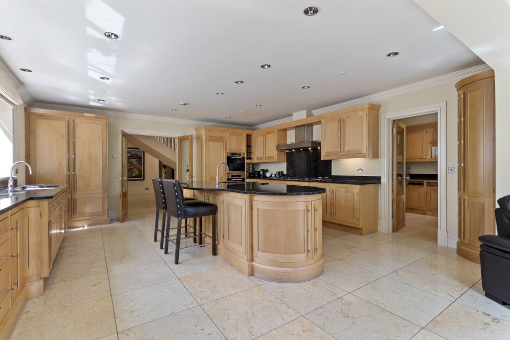 Property photo 2 of 31