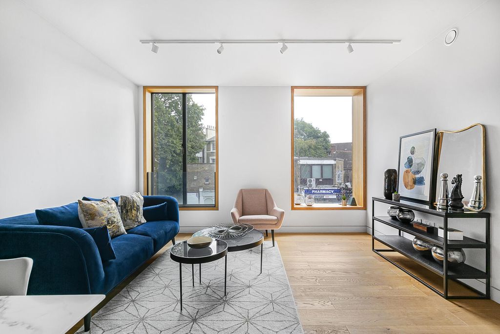 Property photo 1 of 21 Living Room