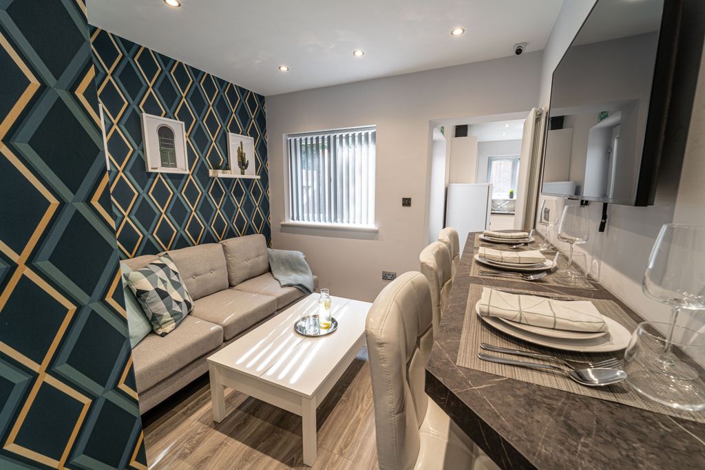 Property photo 1 of 10 Lounge