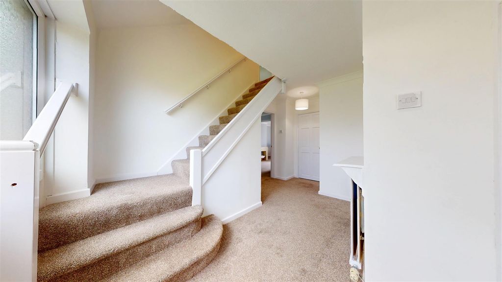 Property photo 3 of 25 Clifton Road Hallway